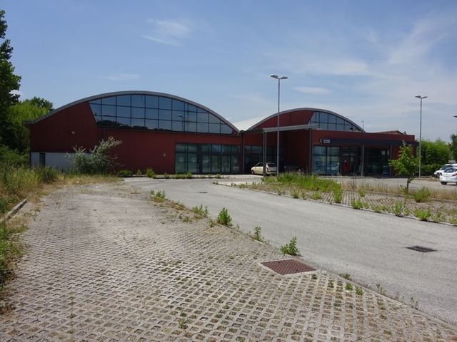 Negozi in vendita