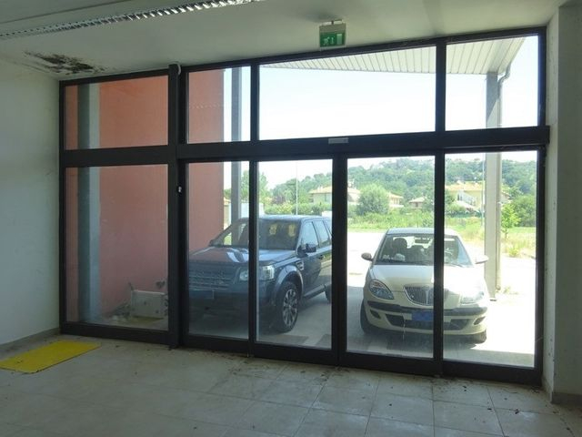 Negozi in vendita