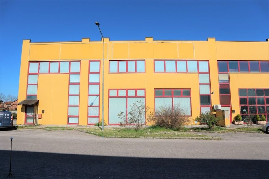 #9774 Negozio con ampia area espositiva e corte esclusiva in vendita - foto 2