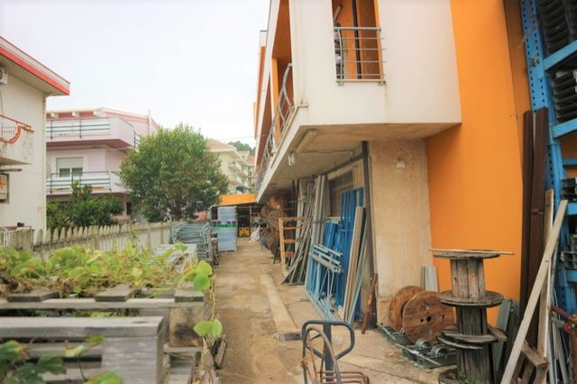 Negozi in vendita