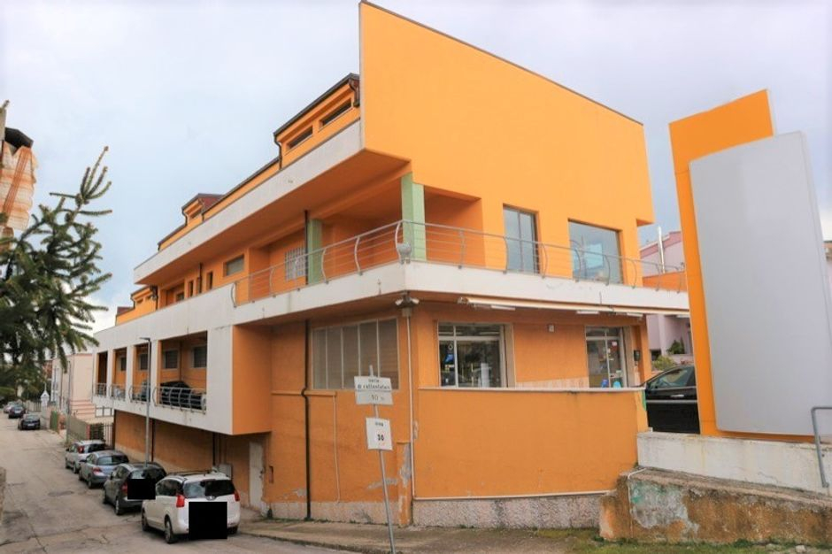 #9825 Negozio al piano terra e seminterrato con magazzino in vendita - foto 2
