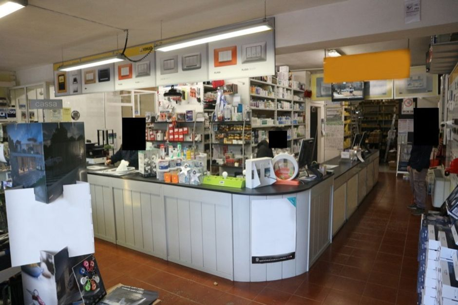 #9825 Negozio al piano terra e seminterrato con magazzino in vendita - foto 3