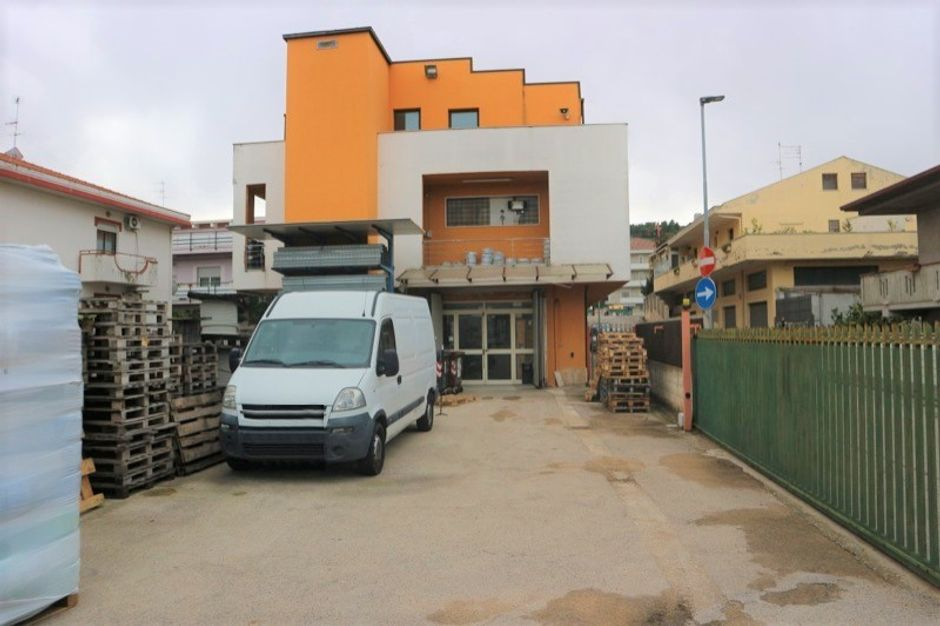 #9825 Negozio al piano terra e seminterrato con magazzino in vendita - foto 15