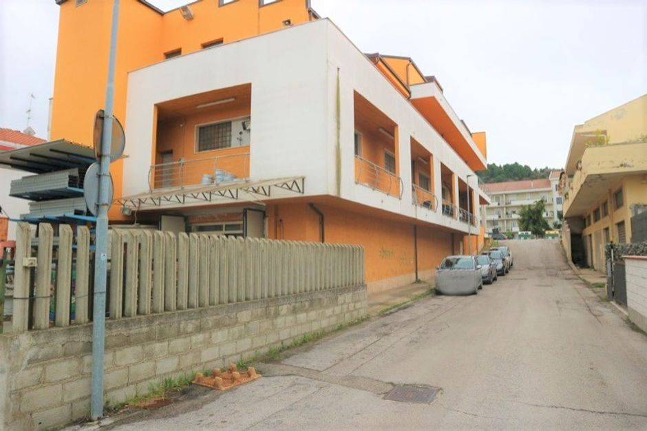 #9825 Negozio al piano terra e seminterrato con magazzino in vendita - foto 16