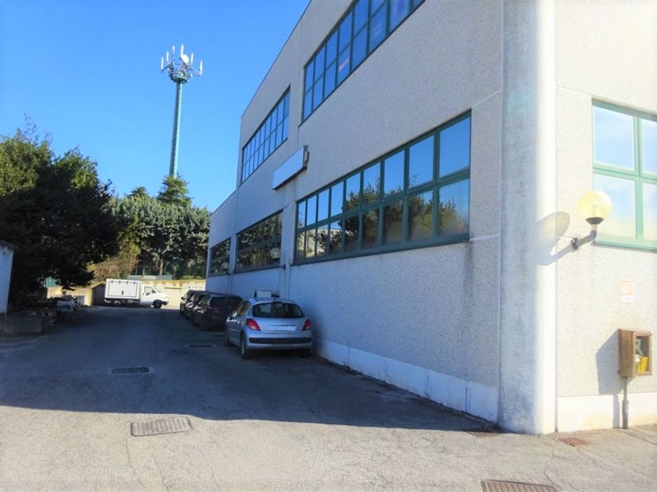 #9827 Negozio con magazzino ed uffici in vendita - foto 3