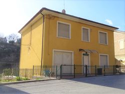 Single family house with courtyard area - Lot 9832 (Auction 9832)