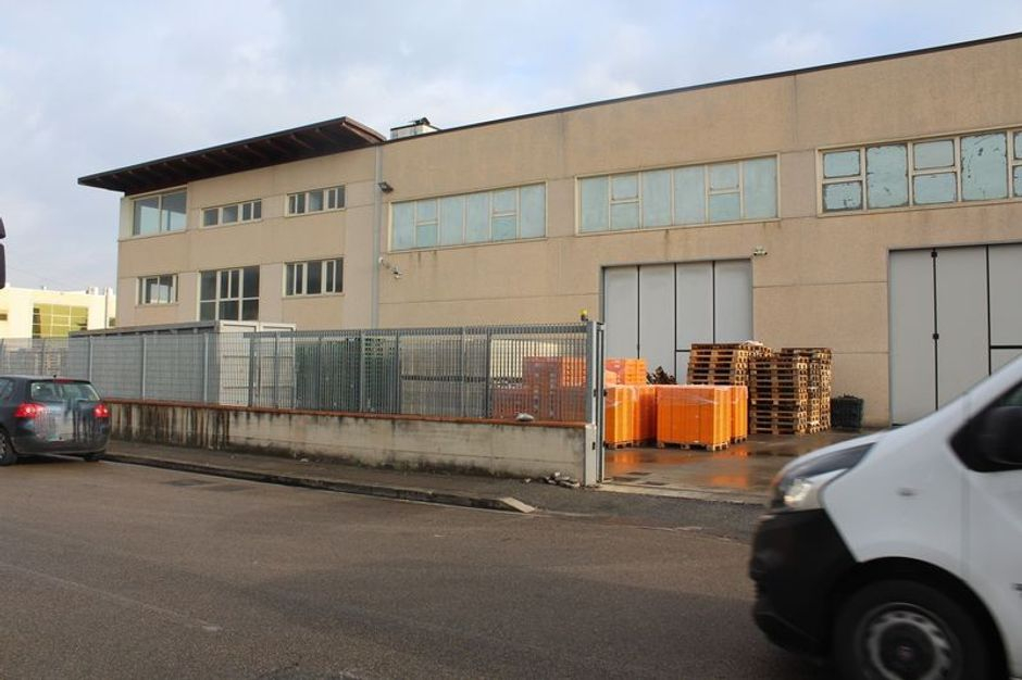 #9907 Fabbricato produttivo con resede di pertinenza comune in vendita - foto 1