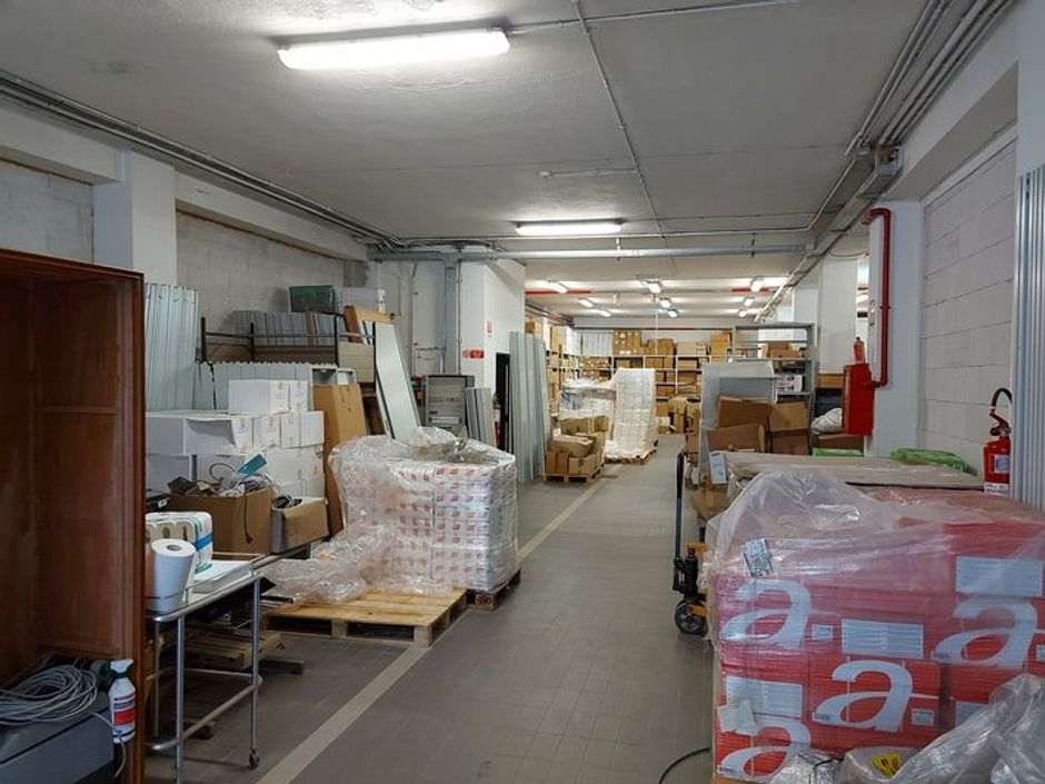 #9921 Ampio magazzino/ufficio a reddito in vendita - foto 1
