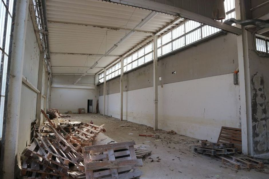 #9923 Complesso industriale dismesso con strada in vendita - foto 2