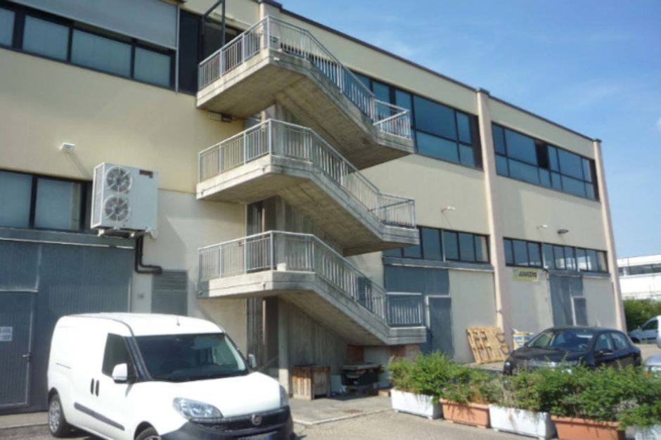#9935 Porzione di capannone uso negozio in vendita - foto 2