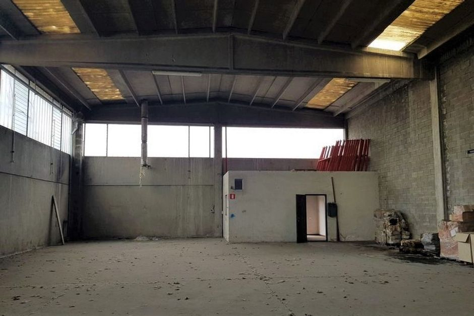 #9985 Porzione capannone e sistemazioni esterne in vendita - foto 2